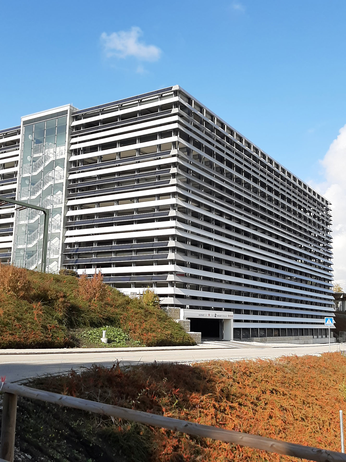 Fassadenverkleidung mit Photovoltaik und Grossformatlamellen Fassadenverkleidung mit Photovoltaik auf Grossformat-Lamellen